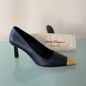 NEW Auth FERRAGAMO black leather SHOES/pumps w/dust bag; SIZE 6.5 ITALY